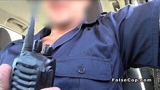 Фейковый полицейский шпилит блондинку по дороге на пляж - порно видео