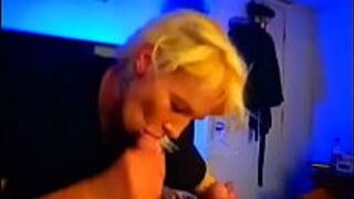 Возбужденная подруга заглатывает огромный член - порно видео
