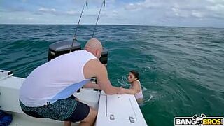 Кубинскую красотку спасают в море - порно видео