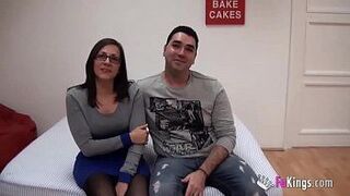 Молодая пара из Испании продает свою интимность и трахается перед камерой впервые - порно видео