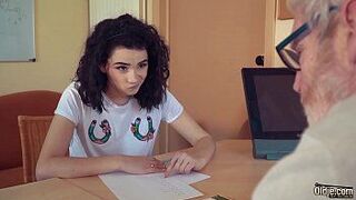 Подросток трахает старика, скачет на его большом члене и сосет его, глубоко вылизывая его яйца - порно видео