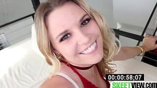 Грязная блондинка соблазняет и делает хлюпающий минет - порно видео