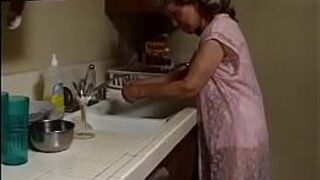 Непристойная старуха с седыми волосами отсасывает черному сантехнику - порно видео