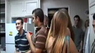 Студентка-шлюха трахается, пока другие наблюдают за братской вечеринкой - порно видео