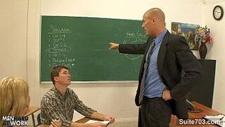 Горячие геи трахаются в классе - порно видео