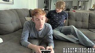 Гладкие твинки меняют видеоигры на секс без презерватива - порно видео