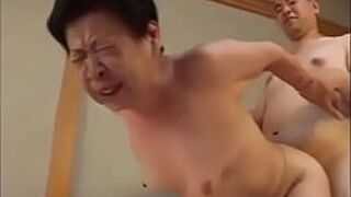 Японская бабушка делает отличный минет - порно видео
