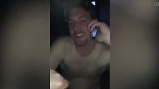 Сосать хуй во время телефонного звонка - порно видео