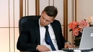 Блондинка-секретарша Ария Логан сосет твердый член своего босса - порно видео