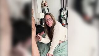 Занимаюсь фейстаймом с пасынком, пока сосу член его хулигана и получаю сперму на лицо - порно видео