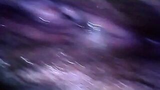 Шпионю за большой волосатой киской своей мамы, пока писает, сняла себя на эту микрокамеру, чтобы показать тебе все - порно видео