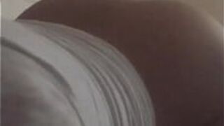 Латинская девушка с большой попкой делает минет, пока задница на зеркале - порно видео