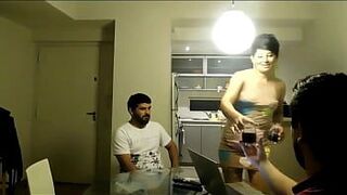 В ПОСРЕДИ ПАНДЕМИИ И ВООБЩЕ РОК-Н-РОЛЛА, НА ПОЛНОМ КАРАНТИНЕ МОЙ ДРУГ ХОДИТ В СУПЕР И ИМЕЕТ ДВА ВИДА ЛЮБОЙ ПЕРВОЙ ЧАСТИ - порно видео
