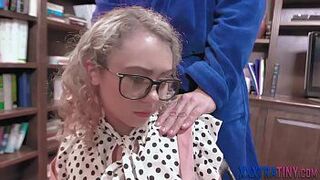 Маленький подросток в очках обжирается петух - порно видео