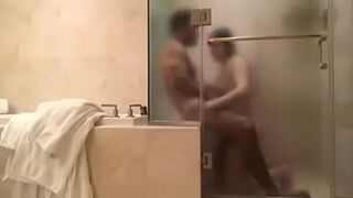 Вегас делает минет в душе - порно видео