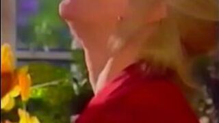Бабушку-блондинку долбят на столе - порно видео