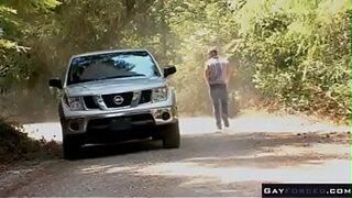 Возбужденные парни трахаются на публике - порно видео